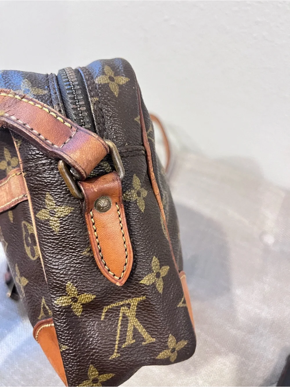 LOUIS VUITTON MONOGRAM UNISEX CROSSBODY BAG.